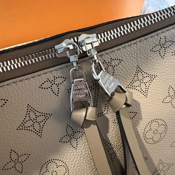 AUTHENTIC Louis Vuitton Beaubourg Hobo MM - Picture 3 of 12